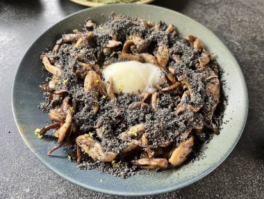 Domuz eti ve sarımsaklı sahanda yumurta.