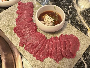 Baharatlı ve otlu biftek.