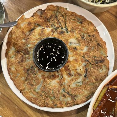 Patates ve sebzeli kızarmış tavuk.