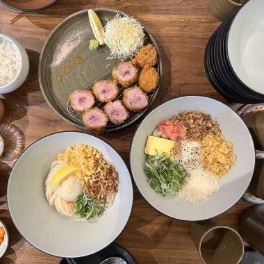 Masadaki Asya yemeklerini kapatın.