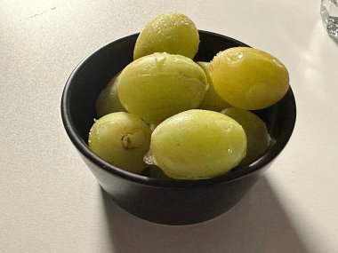 Masanın üzerinde üzüm