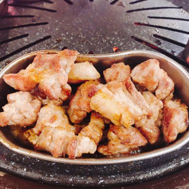 Izgarada baharatlı kızarmış et.