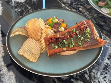 Soslu ve sebzeli kızarmış balık.