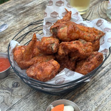 Soslu kızarmış tavuk kanadı.