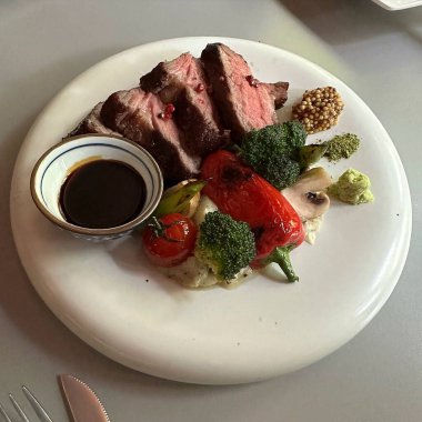 Sebze ve soslu ızgara biftek.