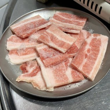 Tuz ve biberli çiğ balık