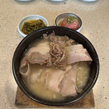 Domuz etli çorba, sebze, et, pirinç ve kase içinde çorba..