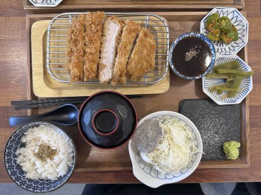 Kore yemeği, kızarmış pirinç ve kızarmış tavuk.