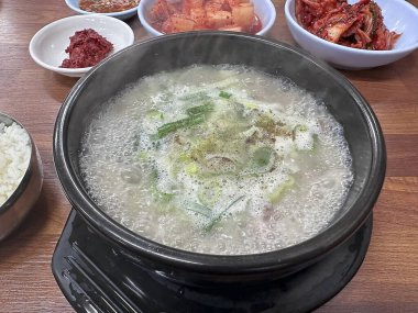 Kore geleneksel çorbası, bulgogi çorbası ve pirinç.