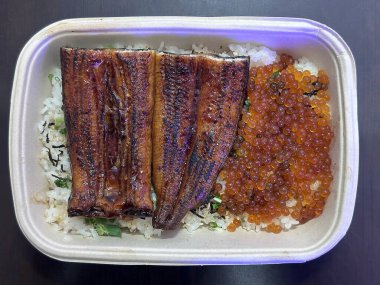 Japon usulü pilav ve kızarmış yılan balığı.