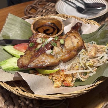 Kızarmış tavuk ve erişte masada.