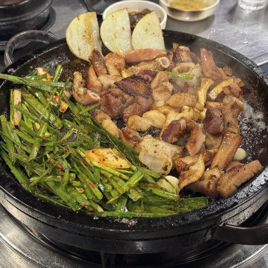 Domuz eti ve sebzeli kızarmış pirinç.