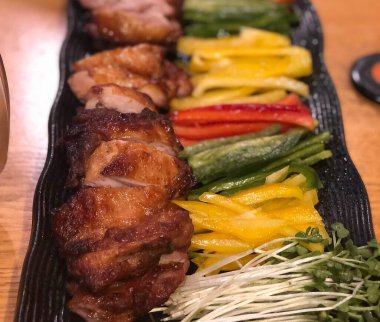 Lezzetli Asya yemeklerinin yakın görüntüsü