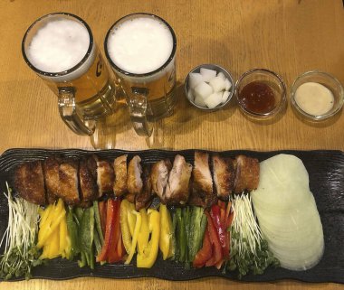 Soslu ve sebzeli ızgara et.