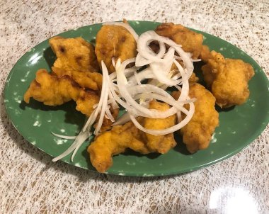 Soslu ve sebzeli kızarmış tavuk kanadı.