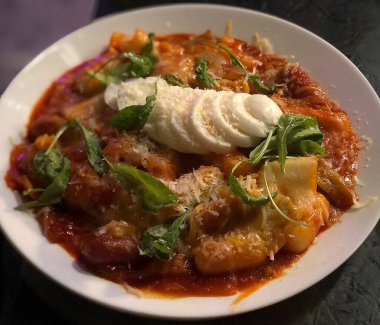 domates soslu ve peynirli makarna