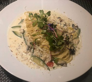 Restoranda peynirli ve sebzeli makarna