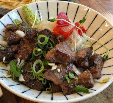 Sebzeli ve otlu biftek güveci.