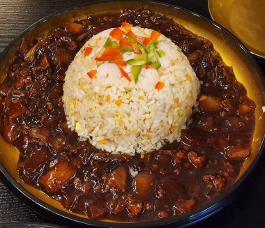 Tavuk ve sebzeli kızarmış pilav.