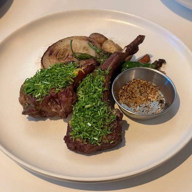 ile sebze kızarmış ördek bacak