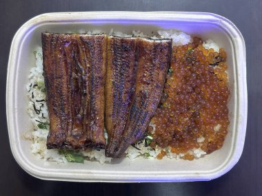 Domuz eti ve sebzeli kızarmış pirinç.