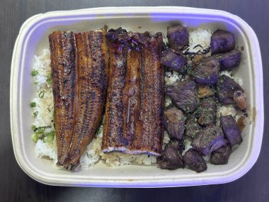 Tavuk ve sebzeli kızarmış pilav.