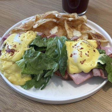 Kahvaltılı bir mutfak fotoğrafı.