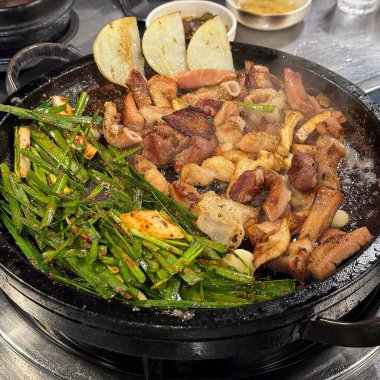 Lezzetli bir domuz etinin yakın plan fotoğrafı.