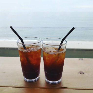 Masanın üzerinde buzlu kahve ve buz var.