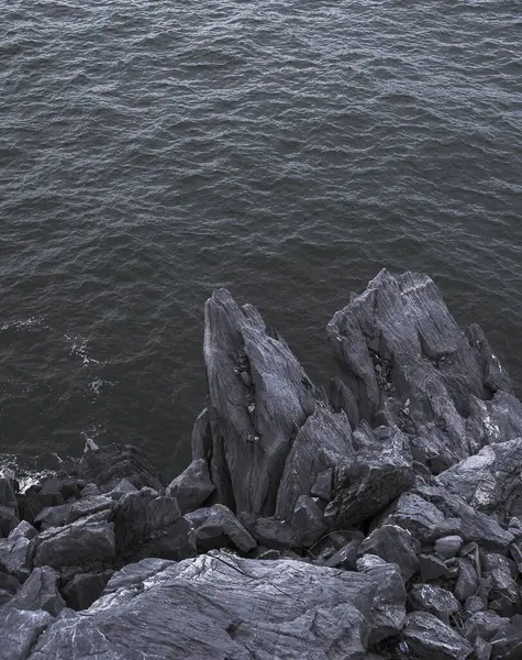 siyah ve beyaz deniz suyu arka planı.