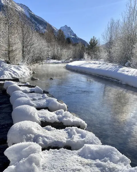 İtalya 'nın karlı dağlarında kış nehri