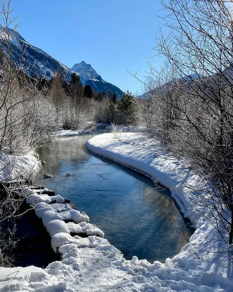 dağ manzarası ile kar ve nehir