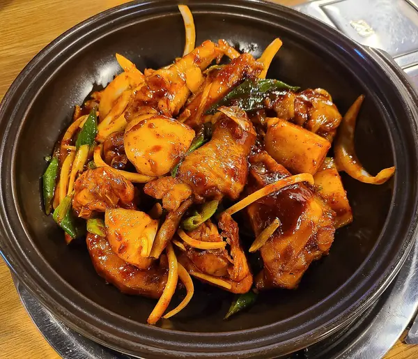 Sebzeli ve baharatlı kızarmış tavuk.