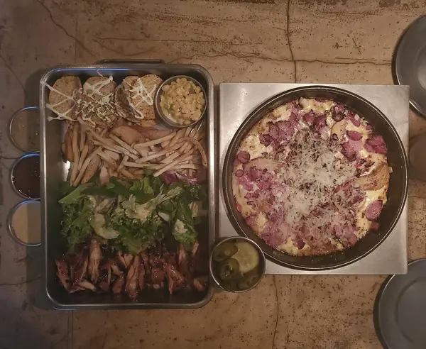 Peynirli ve sebzeli lezzetli pizza.