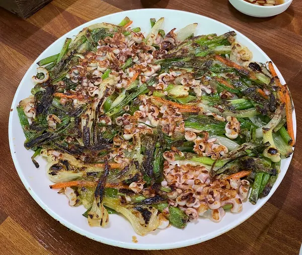 Kore yemekleri kızarmış pirinç ve sebzeleri karıştırıyor.