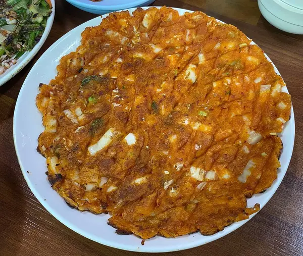 Patates ve soslu kızarmış tavuk.