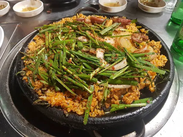 Tavuk ve sebzeli kızarmış pilav.