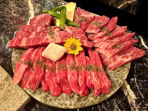 Baharatlı ve otlu çiğ et.