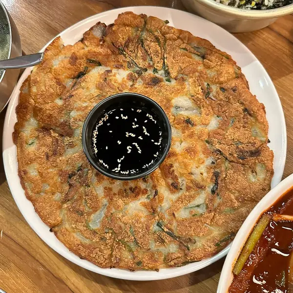 Patates ve sebzeli kızarmış tavuk.