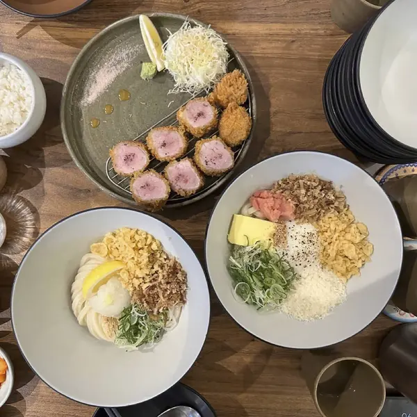 Masadaki Asya yemeklerini kapatın.