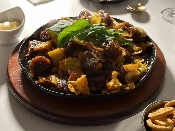 Patates ve sebzeli kızarmış tavuk.