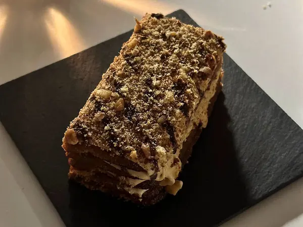 Bir parça kekin yakın plan çekimi.