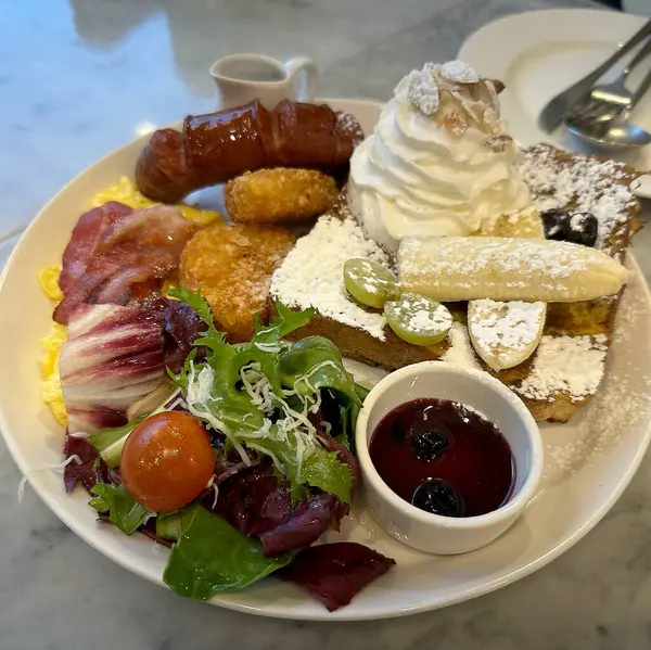 Kahve, kruvasan ve kruvasanla kahvaltı.