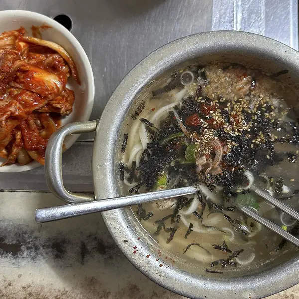 Geleneksel Kore kimchi 'si, Kore yemeği.