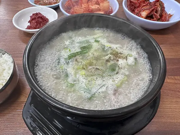 Kore geleneksel çorbası, bulgogi çorbası ve pirinç.