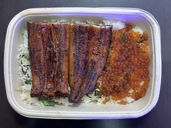 Japon usulü pilav ve kızarmış yılan balığı.