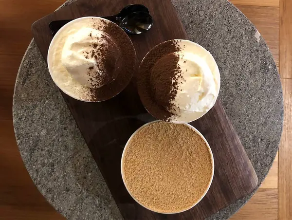 Kahve ve çikolatalı kek.