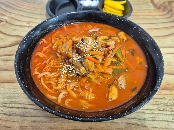 Tavuklu eriştenin mutfak fotoğrafı.