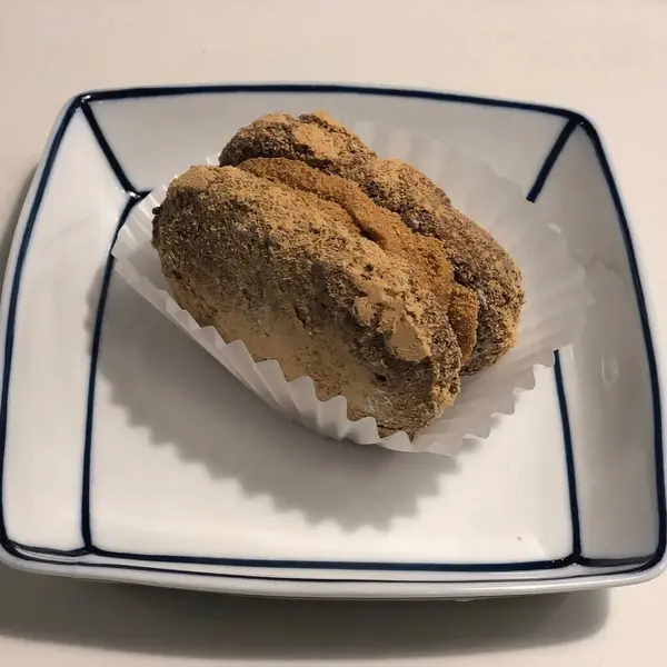 Bir parça çikolatalı pastanın kapağını kapat.