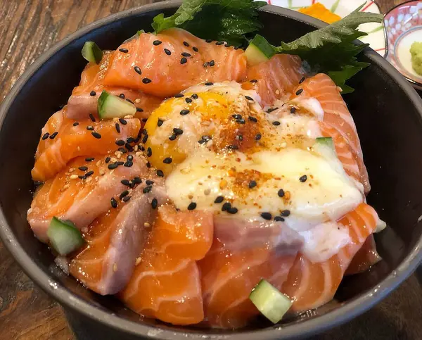 Yumurtalı somon bifteği ve salata.